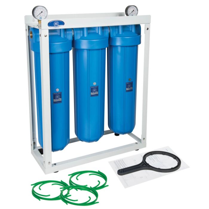 3x filtry BigBlue namontované na ocelovém držáku: 3x tělo filtru + 3x středicí kroužek + 2x manometr + klíč.